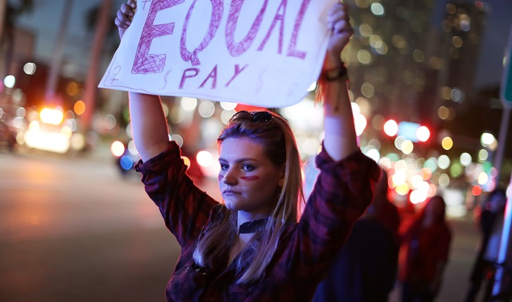 Islândia introduz lei que exige aos empregadores prova de igualdade de remuneração para trabalho&nbsp;igual