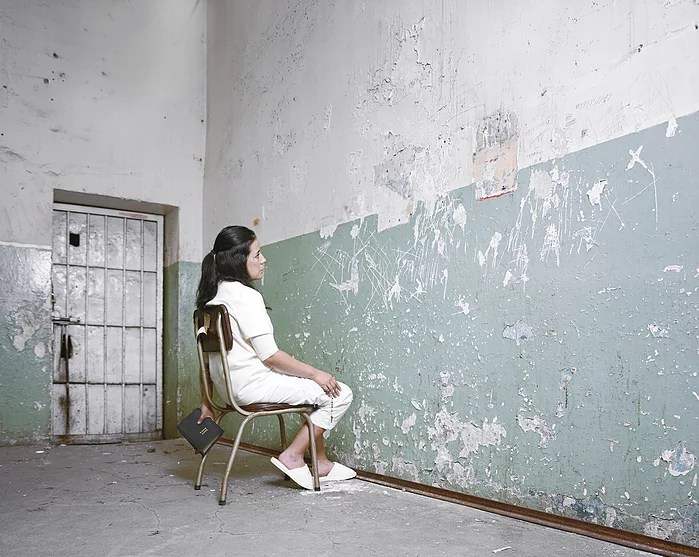 Artista recria os horrores dentro das instalações de “terapia de&nbsp;conversão”