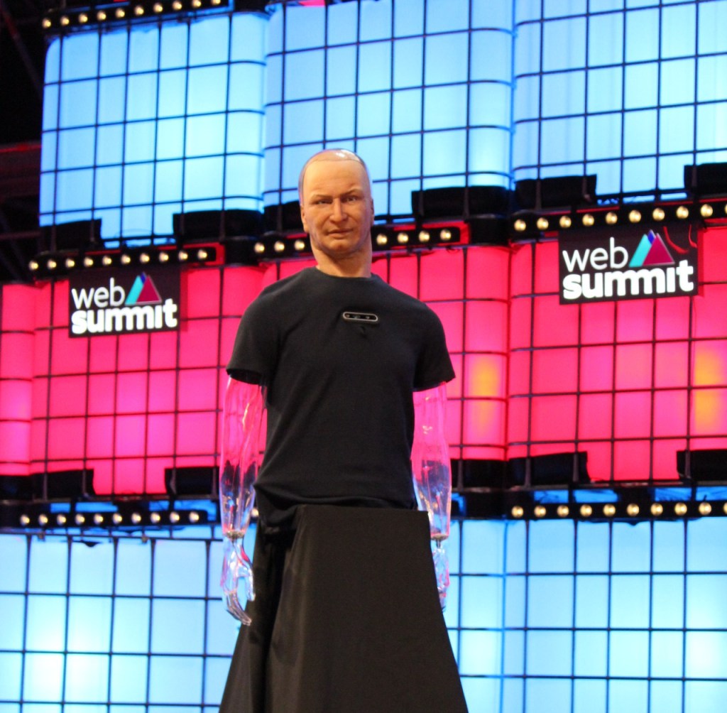 Os robots Sophia e Han podiam ter-nos descansado, mas preferiram brincar com os nossos medos: terceiro dia de Web&nbsp;Summit