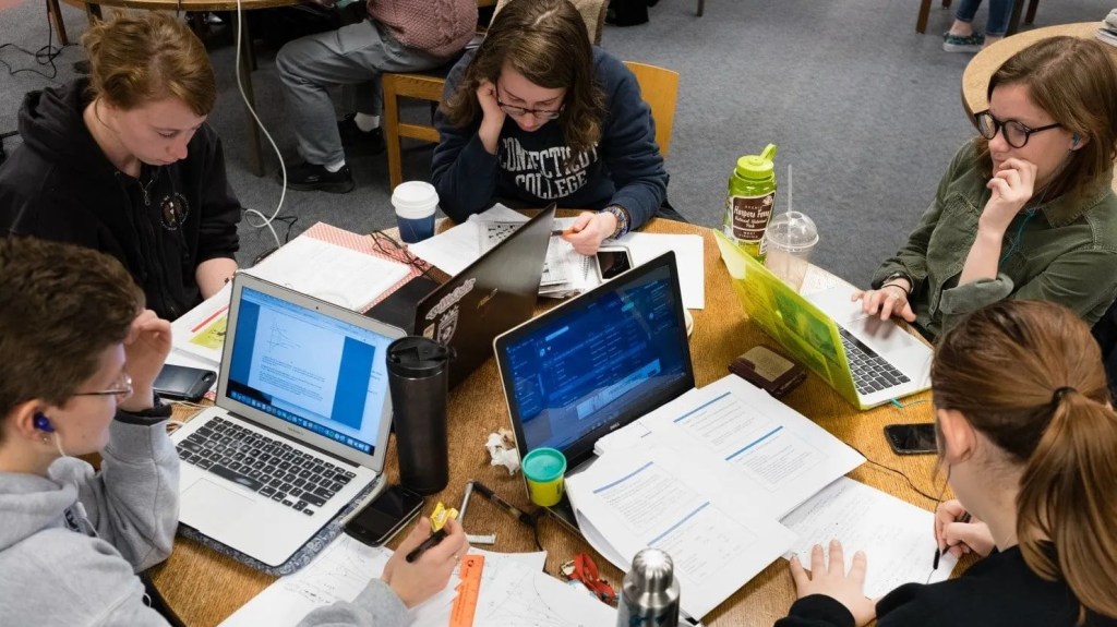 Preocupação com a saúde mental dos universitários: Porque é importante e como as faculdades podem&nbsp;ajudar
