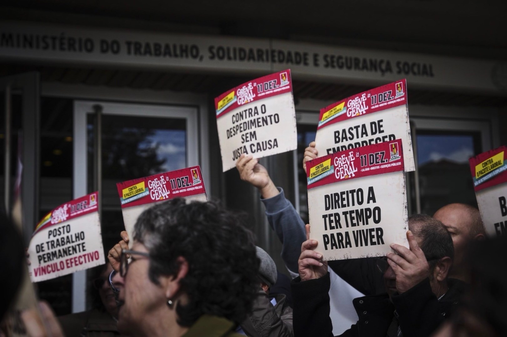 Favor não incomodar, estamos a&nbsp;protestar