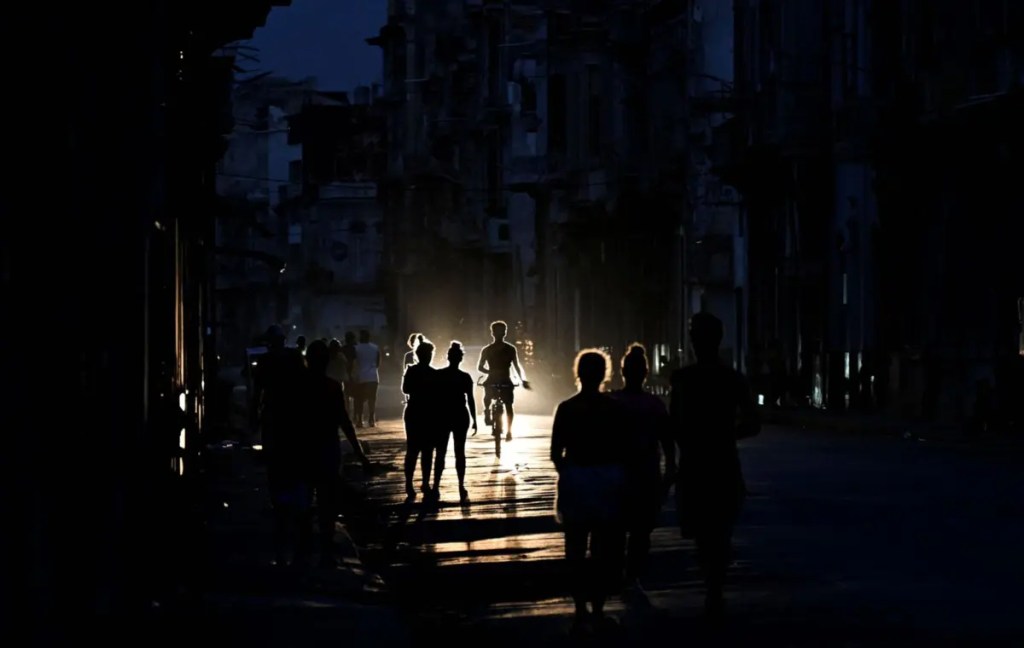 Cuba às Escuras: Um Povo em&nbsp;Crise