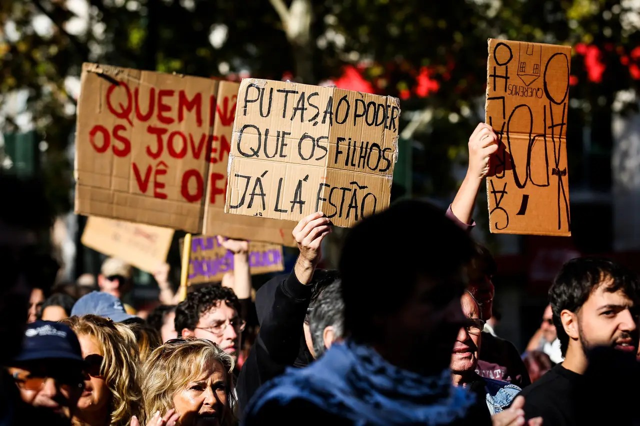 Levantado(s) do chão porque não temos&nbsp;tetos